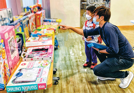 「领导才能基要课程」的学员透过参与玩具银行的义工活动，协助修复捐赠玩具，然后分发给区内低收入家庭的儿童。