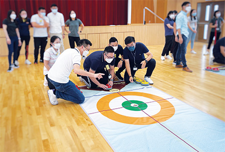 「团队协作课程」的学员透过参与地壶运动，建立团队精神和 「以结果为目标」的团队文化。