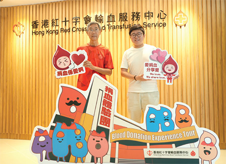 關先生(左)和杜先生(右)成為香港紅十字會的恆常捐血者並經常鼓勵別人踴躍捐血，傳揚互助互愛的精神。