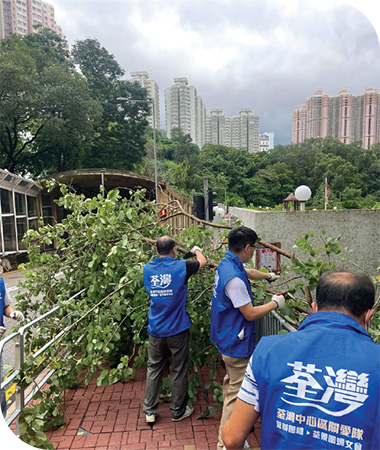 關愛隊成員在颱風過後協助清理樹枝和雜物。