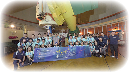 黃先生(後排右四)在二零二三年隨團支援「少年太空人體驗營2023」，擔任組長並與三十位香港中學生前往北京、甘肅及青海，參觀當地天文設施。