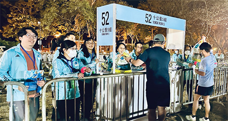 公務員義工隊於「渣打香港馬拉松2024」協助參賽跑手寄存行李。