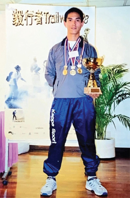陳先生的隊伍在一九九八至二零零零年連奪三屆毅行者冠軍，他更獲得「毅行先生」的美譽。