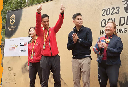 陳先生(左二)負責二零二三年香港黃金百里的管理工作，並鼓勵更多人參與跑步運動。