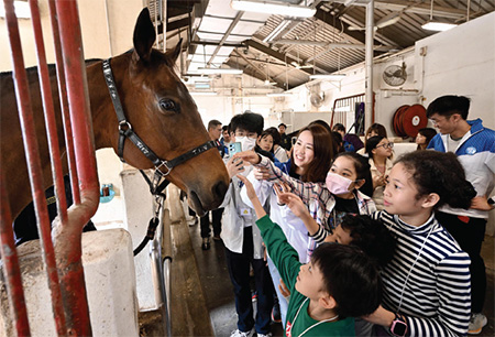 在公务员义工陪同下，二十位基层家庭儿童到屯门公众骑术学校，亲身体验骑马运动，了解马廐环境，一尝餵饲小马的乐趣。