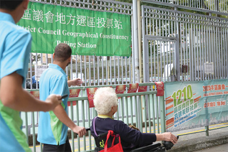 惩教署义工队随同旅遊巴穿梭各个票站，接送居于柴湾的长者到票站投票。