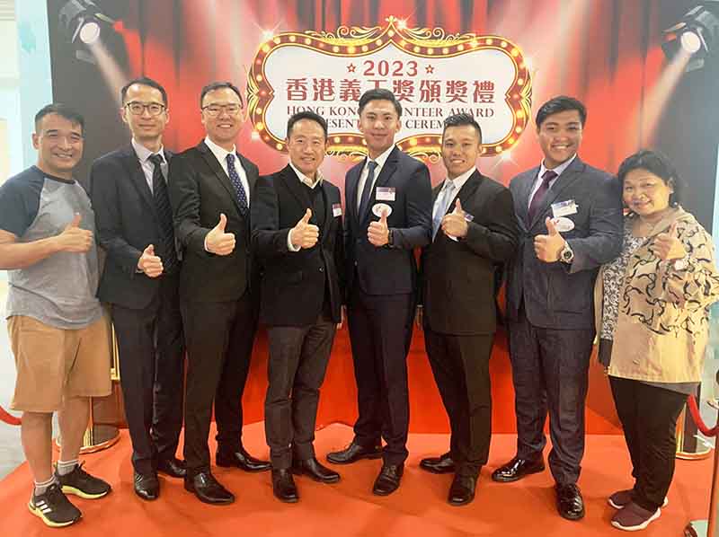 Acting Commissioner of Customs and Excise, Mr Chan Tsz-tat (fourth left) congratulated Customs Officers Mr Quick Sung-hei (third right), Mr Chu Kam-pui (fourth right) and Mr Cheung Tsz-long (second right) on being awarded the“Heroic Volunteer Award”.