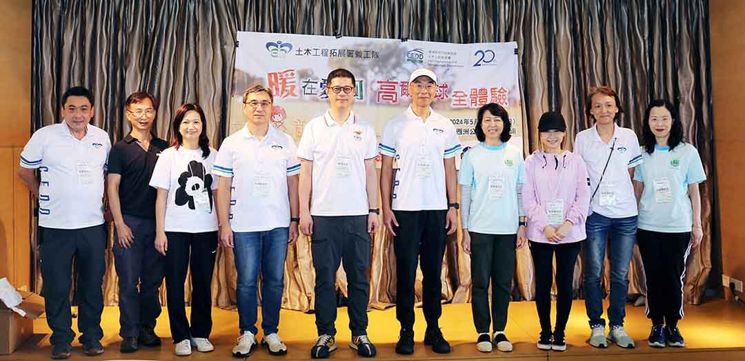 The Land Registrar, Ms Tam Wai-yee (fourth right), Director of Civil Engineering and Development, Mr Fong Hok-shing (fifth right), Deputy Director of Civil Engineering and Development, Mr Ma Hon-ngai (fourth left), and the Head of External Affairs of the Hong Kong Jockey Club, Mr Cheng Kei (fifth left) were pictured with the other representatives of organising parties. 