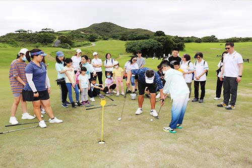 The coach taught the children how to putt.