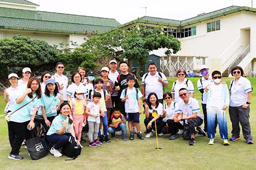 Group photo of the “hole-in-one” award recipients.