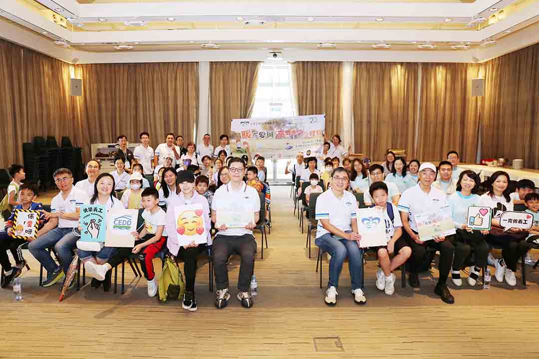 The Land Registrar, Ms Tam Wai-yee (front row, second right), the Director of Civil Engineering and Development, Mr Fong Hok-shing (front row, third right) listened to the introduction of the Kau Sai Chau Public Golf Course together with the volunteer team and children.