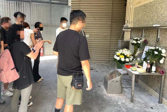 The memorial ceremony for “Uncle Flour” was held at the farewell area of the Kwai Chung Public Mortuary.  FEHD provided flowers for the attendees to pay their last tribute to “Uncle Flour”.