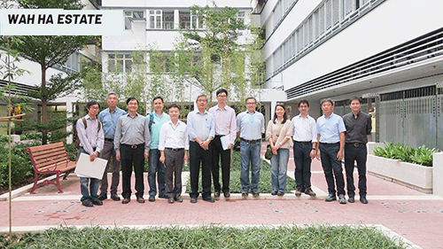 Mr Yeung (fifth right) conducted a site visit with the team in Wah Ha Estate to inspect the “acoustic balconies”, and to explain the concept and application of “acoustic balconies” in Wah Ha Estate.