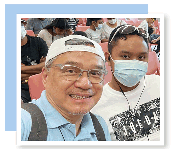 Mr Yeung (left) joined the volunteer service for asylum seekers during summer holiday. 