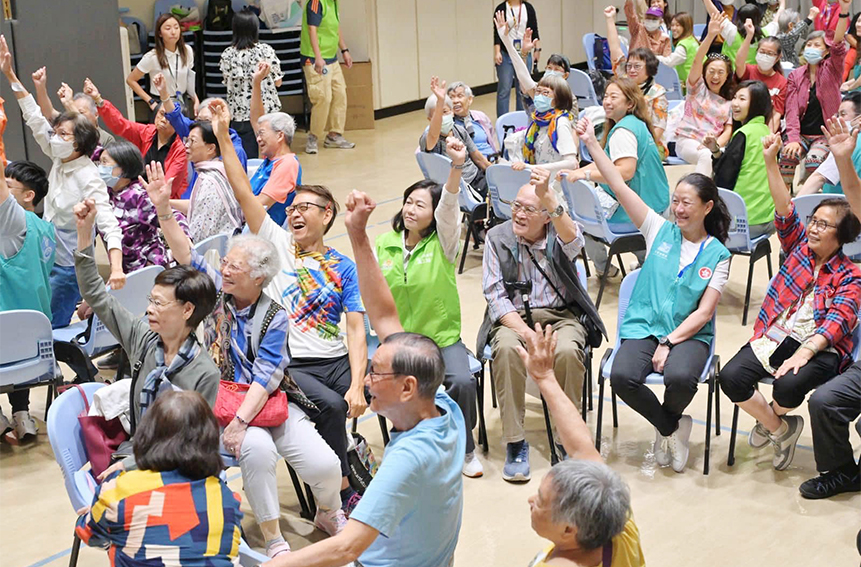 民政事務總署義工隊聯同政府新聞處義工在十一月二日舉辦「耆樂同心賀國慶–長者中心探訪活動」。民政事務總署署長張趙凱渝女士及政府新聞處處長廖李可期女士率領一眾義工到訪聖雅各福群會灣仔長者地區中心，為長者送上關懷和祝福。一眾義工與長者做運動、玩遊戲，與他們歡賀中華人民共和國成立七十五周年。