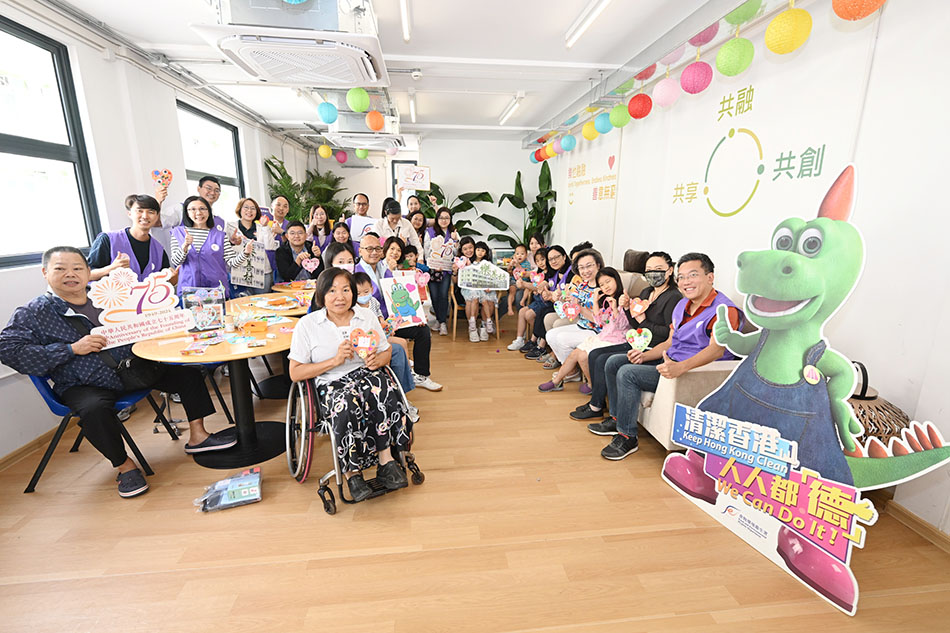 The Secretary for the Civil Service, Mrs Ingrid Yeung (fourth right), the FEHD volunteer team and over ten residents of Lok Sin Village made handicrafts together to celebrate the National Day.