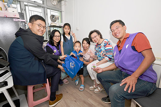 The Secretary for the Civil Service, Mrs Ingrid Yeung (second right), the Deputy Secretary for the Civil Service, Mr Alex Chan Yuen-tak (first left), and the Acting Directors of Food and Environmental Hygiene, Dr Christine Wong (second left) and Mr Arsene Yiu (first right), visited the residents of Lok Sin Village.