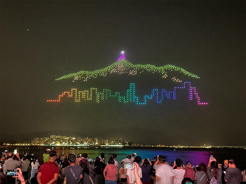 For the first time, a drone show was held above the sea in Tuen Mun Castle Peak Bay, using 750 drones to showcase the country’s various achievements and Tuen Mun’s distinctive features, with a view to celebrating the National Day with the public. 