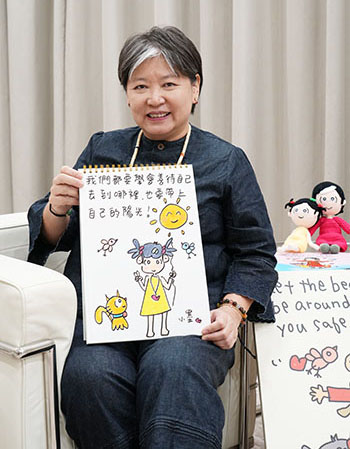 During the interview, Ms Lin drew a   picture to encourage fellow civil servants, reminding us that 